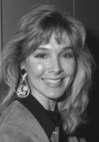 Cynthia Rhodes / Oficer Karen Thompson