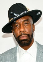 J.B. Smoove / Mężczyzna posługujący przy pogrzebie